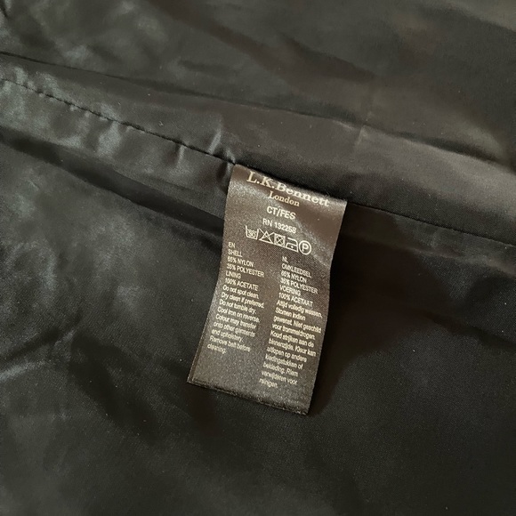 Gorgeous LK Bennett belted rain coat. Like new. Navy blue, quilted. Size US4 - Picture 8 of 15